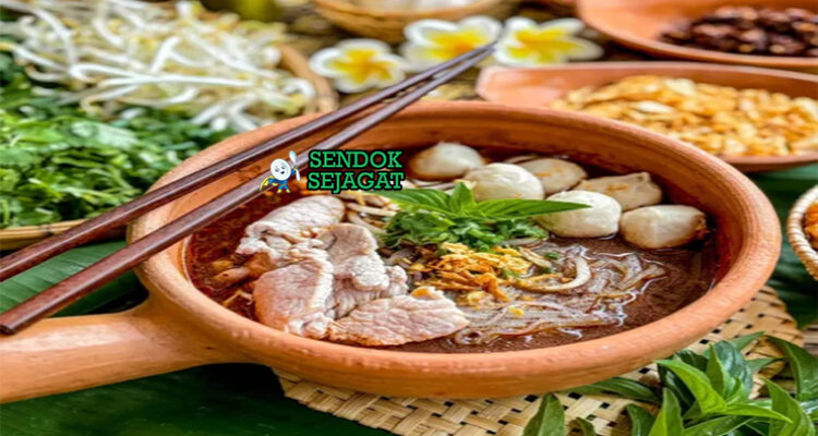 Boat Noodles mie kuah dark daging tauge bakso tabur ketumbar di mangkuk kecil