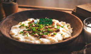 Bryndzové Halušky dumpling kentang keju bryndza meleleh bacon chives di piring kayu