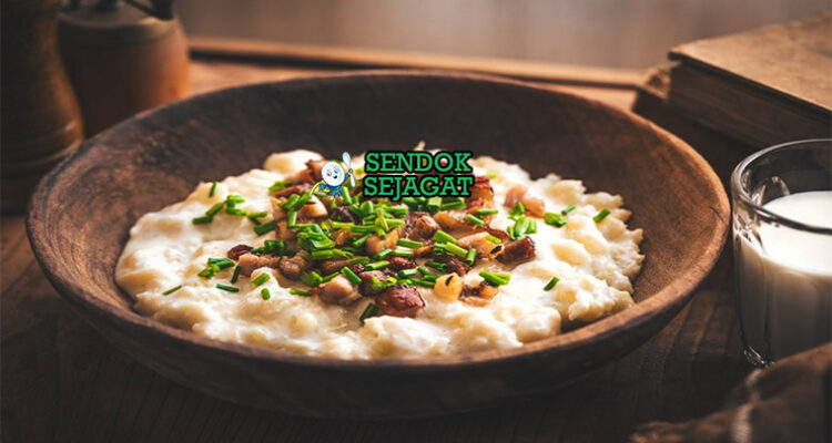 Bryndzové Halušky dumpling kentang keju bryndza meleleh bacon chives di piring kayu