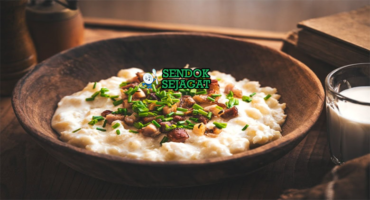 Bryndzové Halušky dumpling kentang keju bryndza meleleh bacon chives di piring kayu