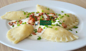 Bryndzové Pirohy Creamy Khas Slovakia Bryndzové Pirohy pangsit kentang isi bryndza siram bacon goreng butter sour cream chives