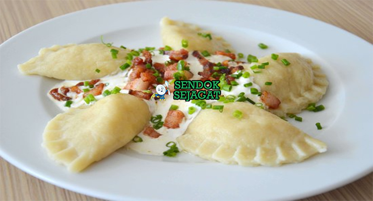 Bryndzové Pirohy pangsit kentang isi bryndza siram bacon goreng butter sour cream chives