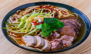 Bun Bo Hue mie creamy soup sapi lemongrass chili herb di bowl saji