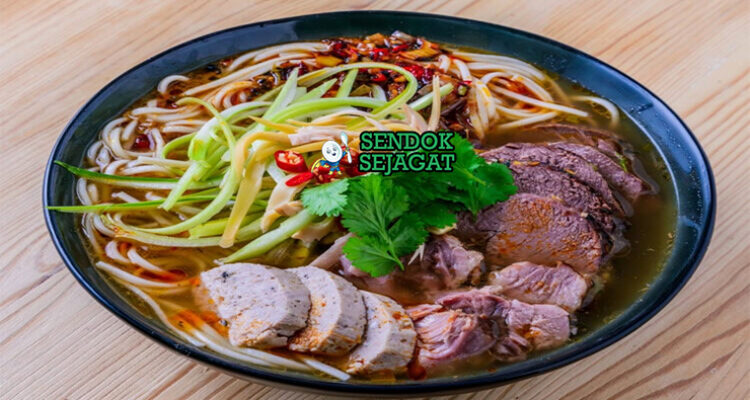 Bun Bo Hue mie creamy soup sapi lemongrass chili herb di bowl saji