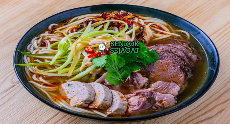 Bun Bo Hue mie creamy soup sapi lemongrass chili herb di bowl saji