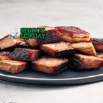 Burnt Ends brisket dadu karamel smoky saus di piring saji