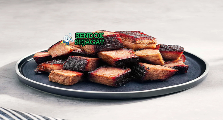 Burnt Ends brisket dadu karamel smoky saus di piring saji