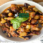 Caponata terong tomat zaitun caper basil di mangkuk saji