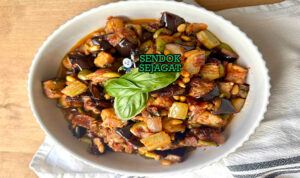 Caponata terong tomat zaitun caper basil di mangkuk saji