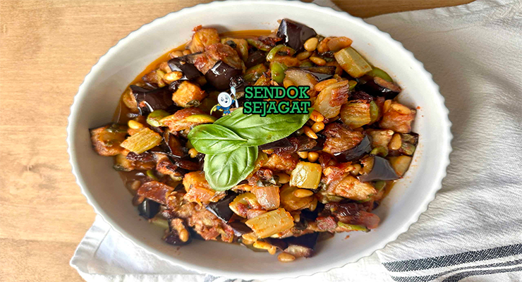Caponata terong tomat zaitun caper basil di mangkuk saji