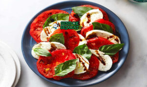 Caprese Salad tumpuk tomat mozzarella basil balsamic di piring saji
