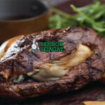 Carpetbag Steak iris isi tiram mentega parsley lemon di piring saji