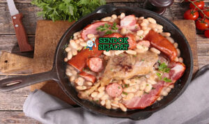 Cassoulet rebusan kacang sosis bebek renyah gurih di panci besi