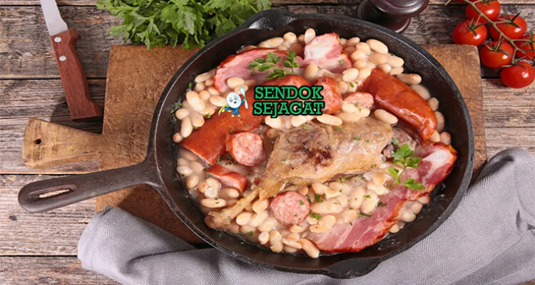 Cassoulet rebusan kacang sosis bebek renyah gurih di panci besi