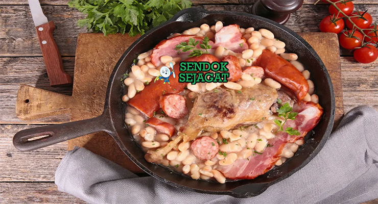 Cassoulet rebusan kacang sosis bebek renyah gurih di panci besi