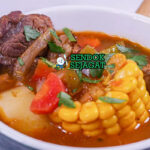 Cazuela sup daging jagung labu kentang di mangkuk saji