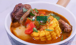 Cazuela sup daging jagung labu kentang di mangkuk saji