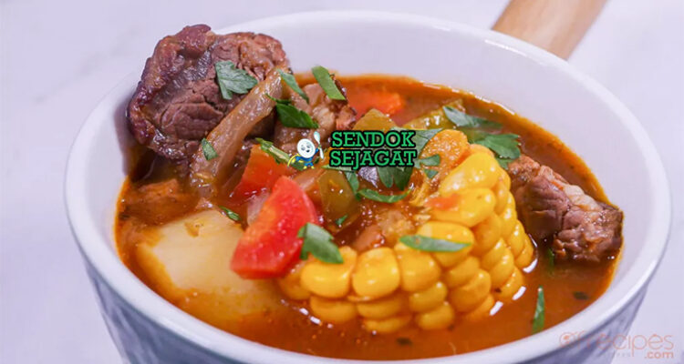 Cazuela sup daging jagung labu kentang di mangkuk saji