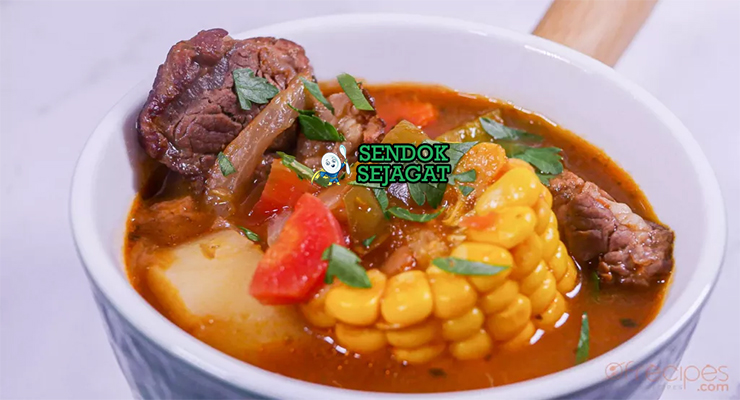 Cazuela sup daging jagung labu kentang di mangkuk saji