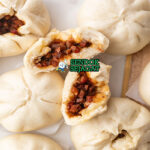 Char Siu Bao buns lembut isi daging merah BBQ uap di steamer bambu