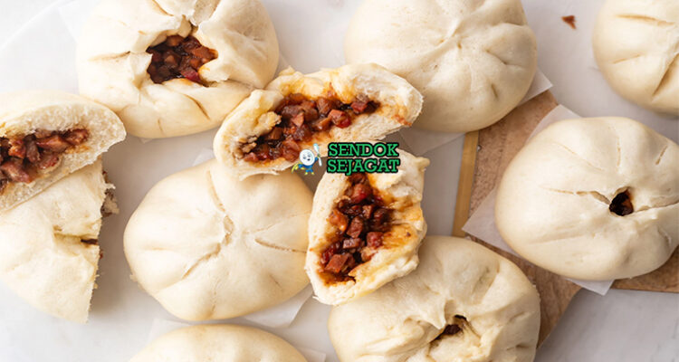 Char Siu Bao buns lembut isi daging merah BBQ uap di steamer bambu