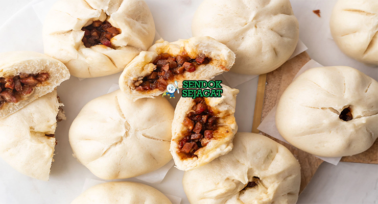 Char Siu Bao buns lembut isi daging merah BBQ uap di steamer bambu