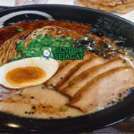 Chashu Men ramen kuah shoyu chashu telur ajitama nori daun bawang di mangkuk saji