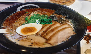 Chashu Men ramen kuah shoyu chashu telur ajitama nori daun bawang di mangkuk saji