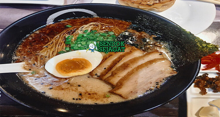 Chashu Men ramen kuah shoyu chashu telur ajitama nori daun bawang di mangkuk saji