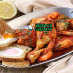 Chicken Marengo ayam tomat jamur garnish telur udang di piring