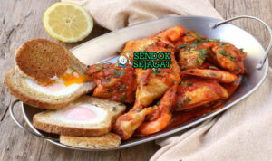 Chicken Marengo ayam tomat jamur garnish telur udang di piring