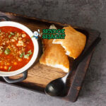 Chorba Frik sup kental bulgur daging mint di mangkuk saji