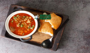 Chorba Frik sup kental bulgur daging mint di mangkuk saji