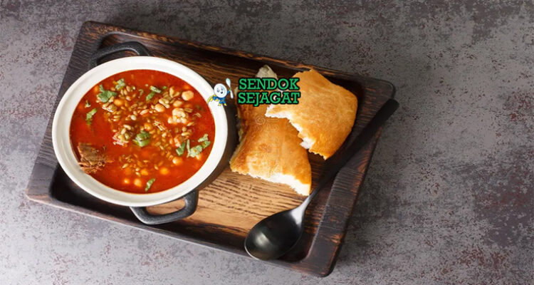 Chorba Frik sup kental bulgur daging mint di mangkuk saji