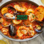 Cioppino seafood stew kerang udang kepiting kuah tomat roti sourdough di mangkuk besar