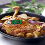 Confit de Canard paha bebek kulit crispy golden kentang sarladaise di piring putih