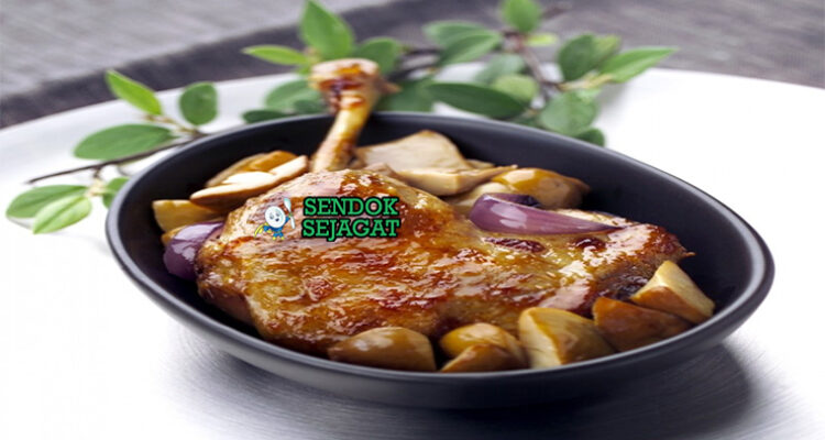 Confit de Canard paha bebek kulit crispy golden kentang sarladaise di piring putih