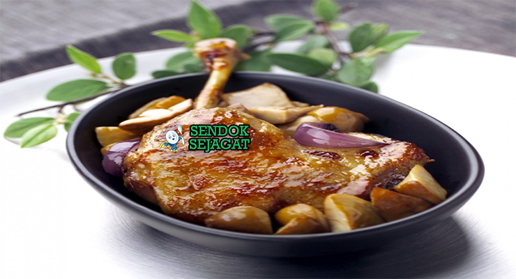 Confit de Canard paha bebek kulit crispy golden kentang sarladaise di piring putih