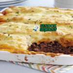 Cottage Pie daging cincang kentang tumbuk keju garing di loyang oven