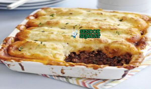 Cottage Pie Gurih Hearty Khas Inggris Cottage Pie daging cincang kentang tumbuk keju garing di loyang oven