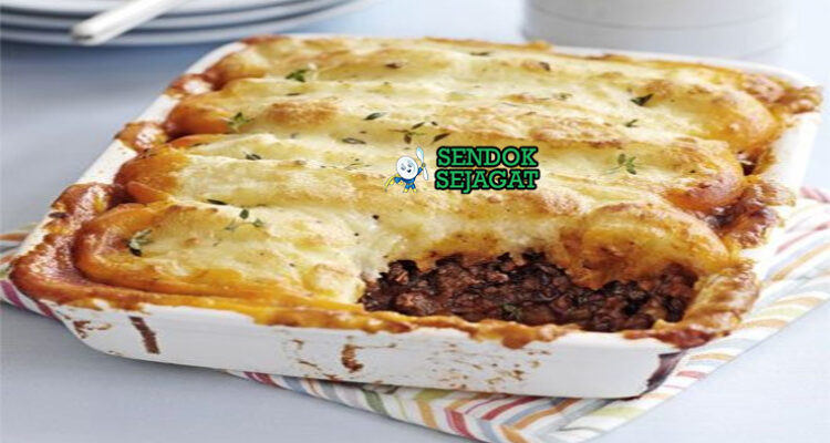 Cottage Pie daging cincang kentang tumbuk keju garing di loyang oven