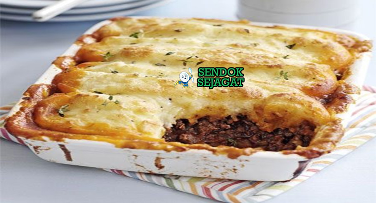Cottage Pie daging cincang kentang tumbuk keju garing di loyang oven
