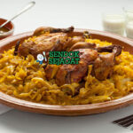 Couscous Tfaya couscous fluffy tfaya bawang karamel kismis almond ayam di piring besar