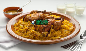 Couscous Tfaya Manis Gurih Khas Maroko Couscous Tfaya couscous fluffy tfaya bawang karamel kismis almond ayam di piring besar