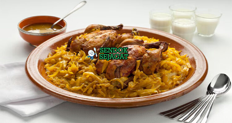 Couscous Tfaya couscous fluffy tfaya bawang karamel kismis almond ayam di piring besar