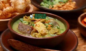 Empal Gentong Empuk Harum Khas Cirebon Empal Gentong kuah santan kuning kental daging empuk kucai jeruk limau bawang goreng di mangkuk gentong