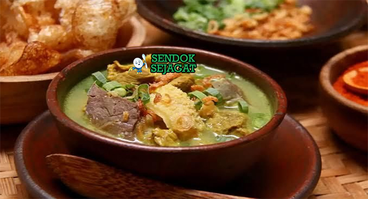 Empal Gentong kuah santan kuning kental daging empuk kucai jeruk limau bawang goreng di mangkuk gentong