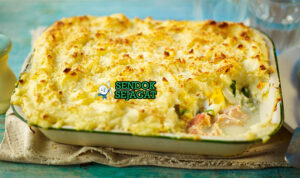 Fish Pie ikan sauce krim kentang mash golden di dish oven