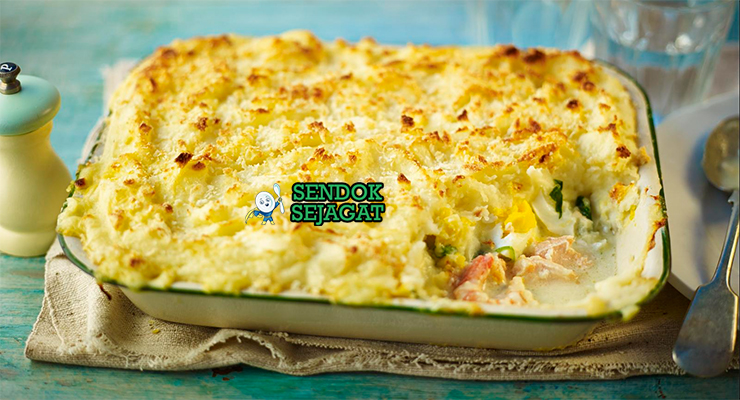 Fish Pie ikan sauce krim kentang mash golden di dish oven