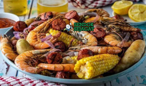 Frogmore Stew sosis jagung udang kentang kuah gurih di koran saji